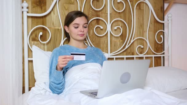Online αγορές από την γυναίκα στο κρεβάτι, πληρωμή με πιστωτική κάρτα - Πλάνα, βίντεο