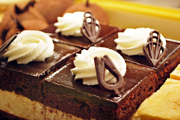 Kremalı pasta. Krema ile doldurulmuş çikolatalı pandispanya. - Fotoğraf, Görsel