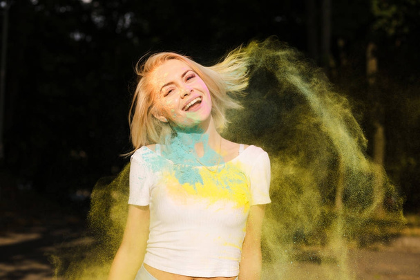 Felice giovane donna in t shirt bianca con i capelli nel vento giocando arguzia
 - Foto, immagini