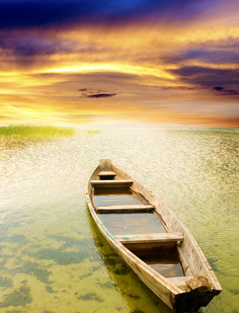 Boat at coast against sunset. - Foto, afbeelding