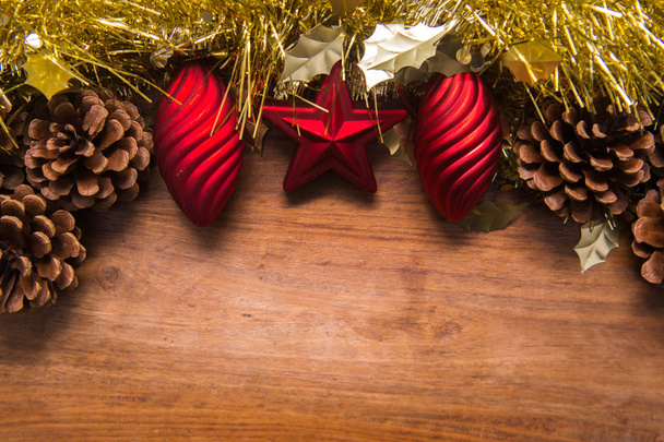Рождественские украшения границы с золотой мишурой и красными безделушками на
  - Фото, изображение