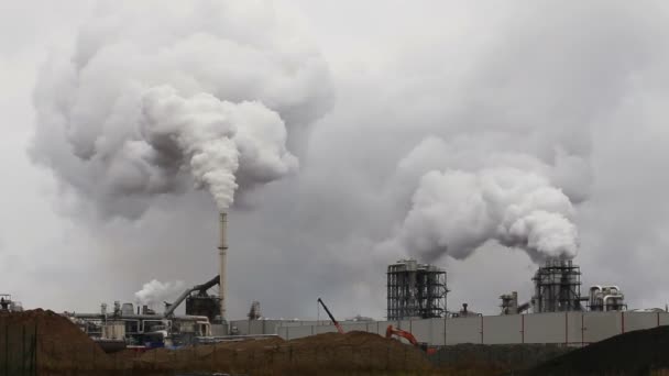 Atmosferische luchtverontreiniging door emissies van industriële rook nu. Pijpen staalbedrijf. Dikke rook en stoom voor de productie van Mdf. - Video