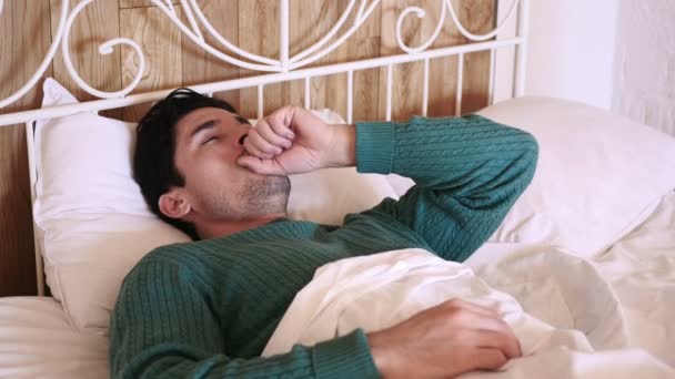 Hombre enfermo de tos en la cama por la noche, infección de garganta
 - Imágenes, Vídeo