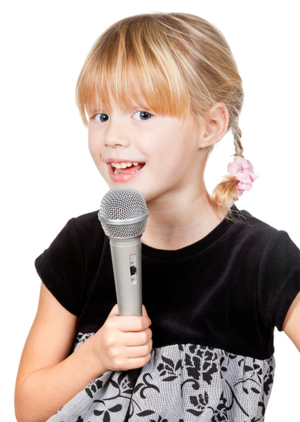 Niño con micrófono cantando
 - Foto, Imagen