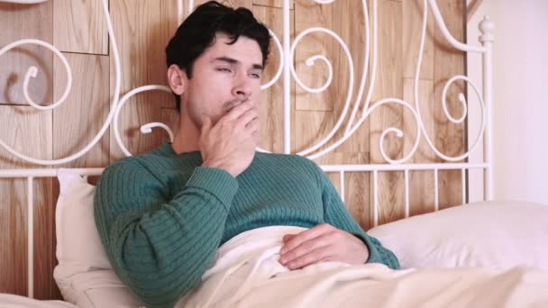Homem doente tosse na cama à noite, infecção da garganta
 - Filmagem, Vídeo