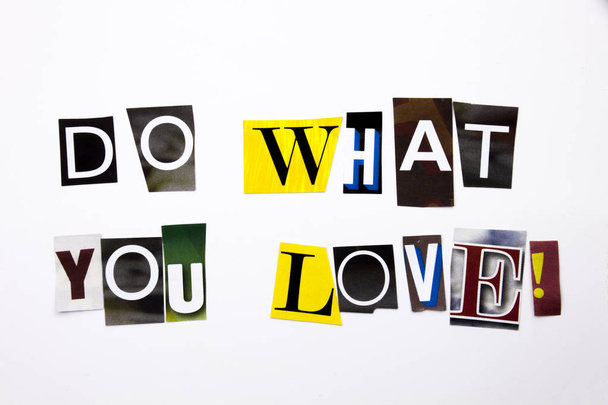 Un testo di scrittura di parole che mostra il concetto di Do What You Love fatto di diverse lettere di giornale rivista per il caso Business sullo sfondo bianco con spazio di copia
 - Foto, immagini