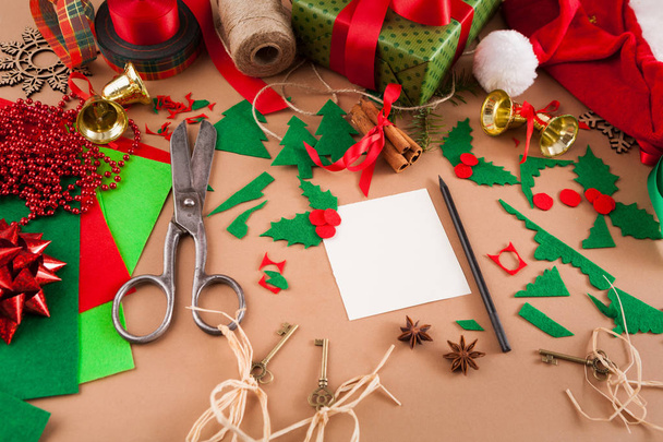 Kreativní a hobby a kutilství. Vánoční dekorace ruční výroba pozdravy karta - Fotografie, Obrázek