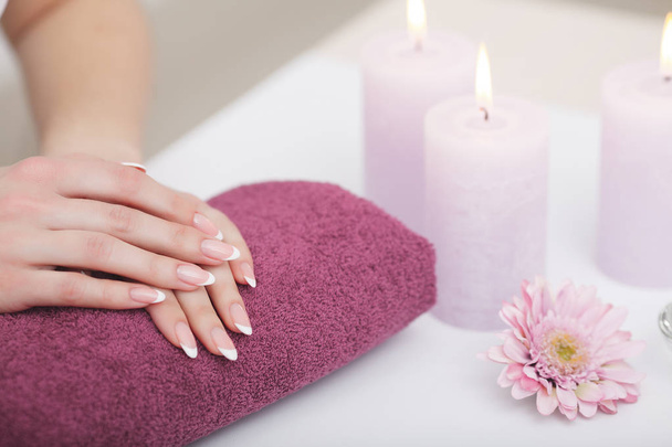 manicure francese con fiori di rosa. spa
 - Foto, immagini