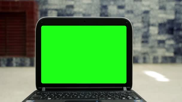 Vergrößern auf Laptop mit grünem Bildschirm - Filmmaterial, Video