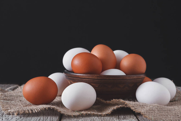 Pollo fresco uova bianche e marroni a sacco primo piano, azienda agricola biologica
 - Foto, immagini