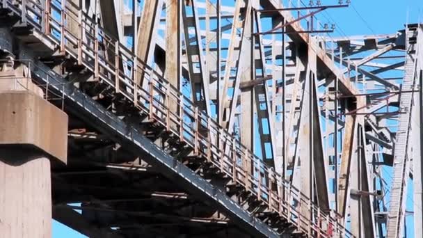 Ponte ferroviária
 - Filmagem, Vídeo