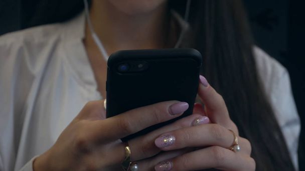 Ένα νεαρό Ladys χέρια χρησιμοποιώντας ένα Smartphone στο τρένο. - Φωτογραφία, εικόνα