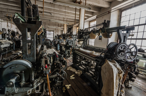 muchas máquinas en fábrica abandonada
 - Foto, imagen