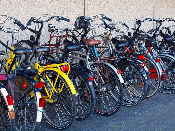 rowery na ulicach Amsterdamu. Zobacz do Holandii - Zdjęcie, obraz