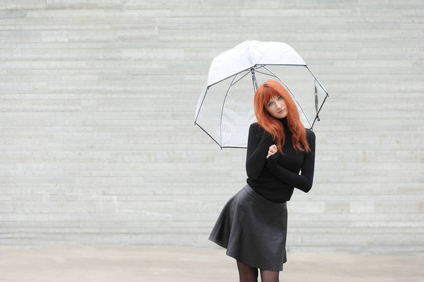 mignonne fille rousse avec un parapluie
 - Photo, image
