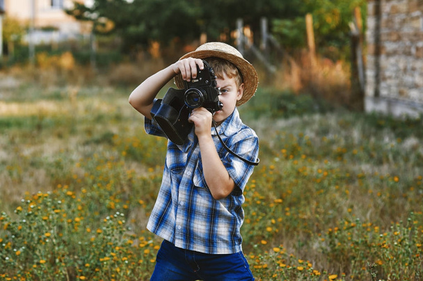 retrato de um menino com uma velha câmera. Criança segurando uma câmera
 - Foto, Imagem