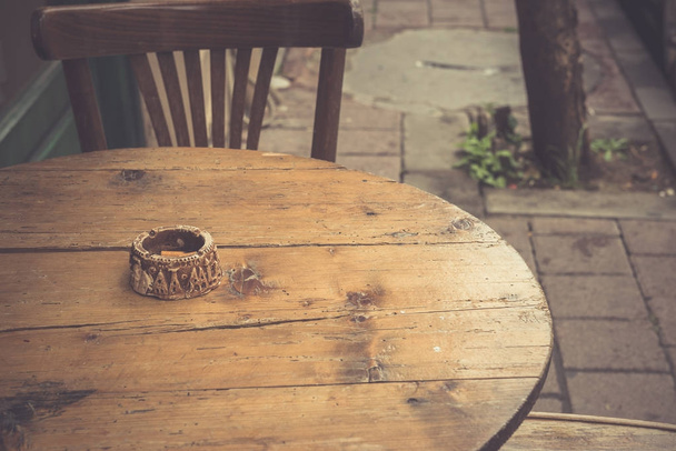 Retro, vintage näkymä Pastel kahvila puiset pöydät ja tuolit Balat, vanha kaupunki Istanbul, Turkki. Ulkokahvila. Kuva vintage kuva style.ISTANBUL, TURKEY
 - Valokuva, kuva