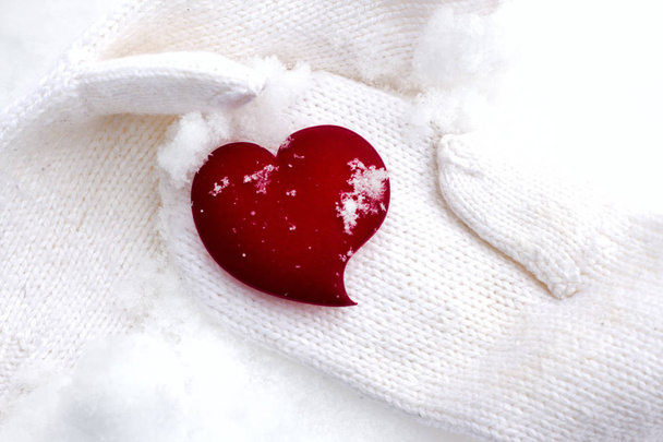 Серце в руках на концепції зігріву снігу
 - Фото, зображення
