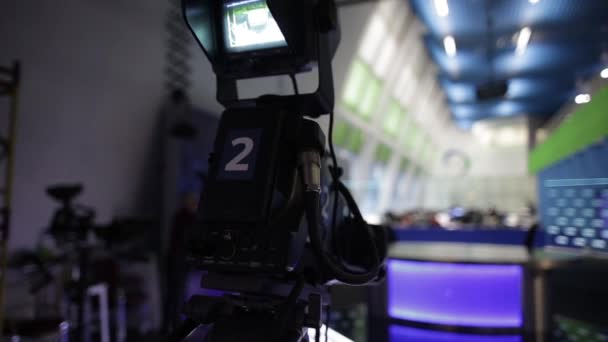 Καταγράφουν τα κύρια newsroom δελτίο ειδήσεων το βράδυ. θάμπωμα του φόντου - Πλάνα, βίντεο