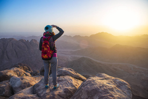 dívka se dívá na hory Sinaj - Fotografie, Obrázek