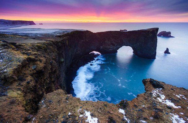 Zonsopgang boven zee boog op Excelsior schiereiland, South of Iceland - Foto, afbeelding