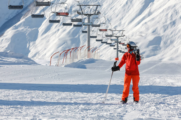 Mulher se prepara para esquiar em Gudauri ski resort, Geórgia
 - Foto, Imagem