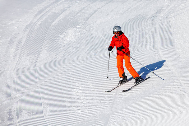 Frau fährt im Winter Ski in den Bergen, gudauri, georgien - Foto, Bild
