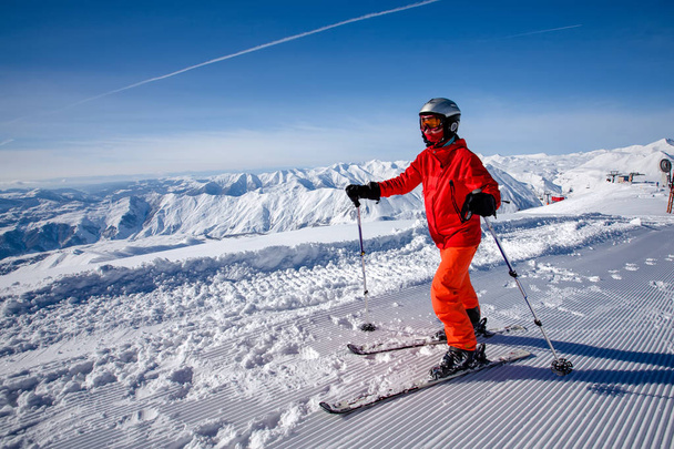 Nainen valmistautuu hiihtämään Gudaurin hiihtokeskuksessa Georgiassa
 - Valokuva, kuva