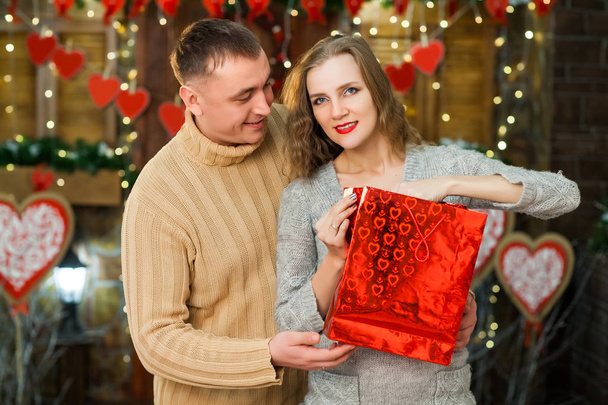 man giving present to his woman on valentines day - Foto, afbeelding