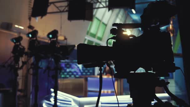 Τηλεοπτική φωτογραφική μηχανή μεγέθυνση σε νέα στούντιο - Πλάνα, βίντεο