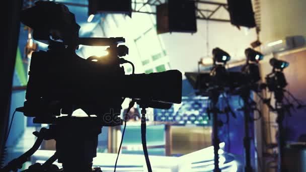 Câmera de televisão close-up no estúdio de notícias
 - Filmagem, Vídeo