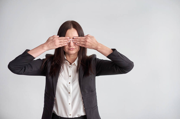 donna in tuta, bloccandole gli occhi, concetto di conformità aziendale
 - Foto, immagini