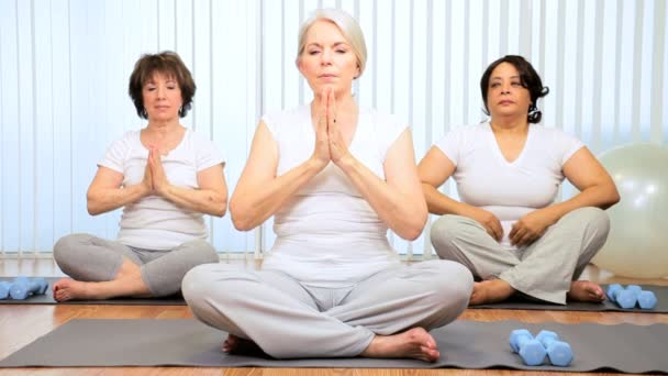 cvičení jógy studio zdraví zralé ženy - Záběry, video
