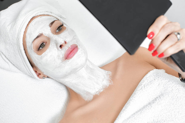 Femme obtenir un masque facial dans le spa
 - Photo, image