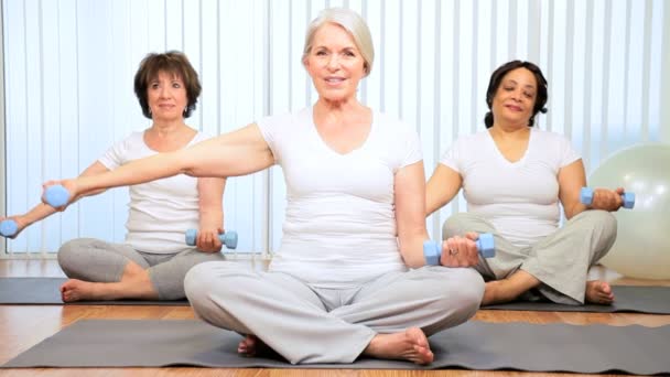 Idősebb nők emelő súlyok jóga csoport - Felvétel, videó