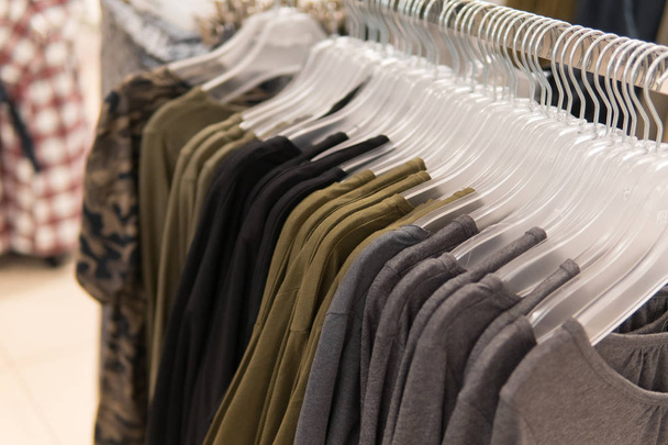 Vêtements homme, ligne de collection de t-shirts, shopping
 - Photo, image