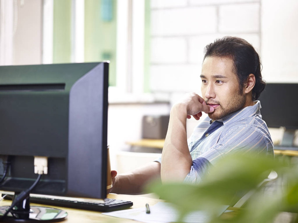 азиатский бизнесмен в повседневной одежде работает в офисе
 - Фото, изображение