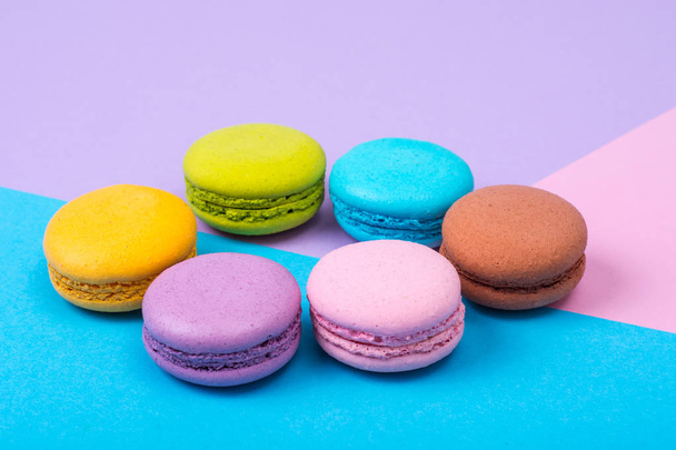 kleine französische Makronen auf pastellfarbenem Hintergrund - Foto, Bild