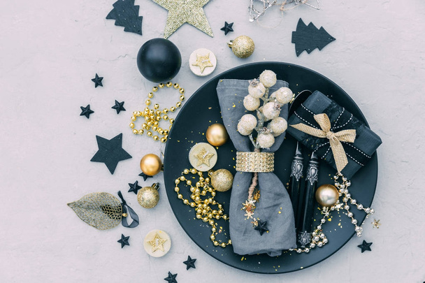 Christmas table setting with gift - Foto, Imagen