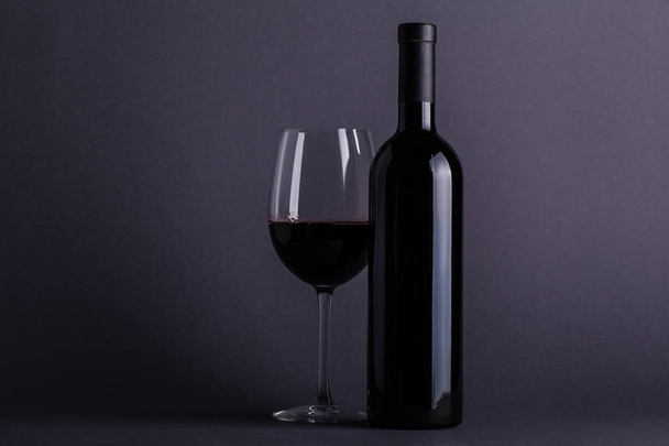 Rotweinglas und Flasche - Foto, Bild