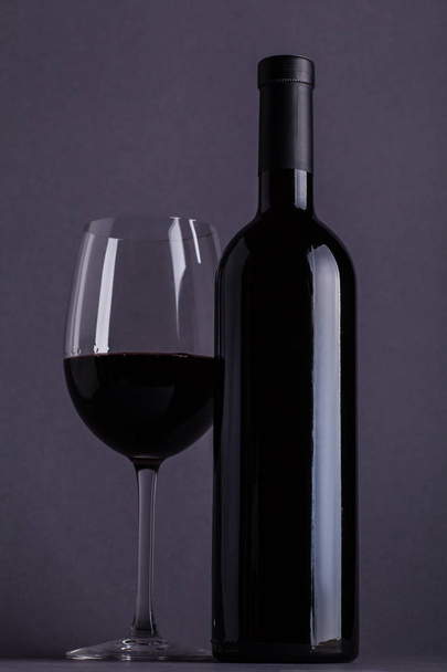 Red wine glass and bottle - Foto, Imagen
