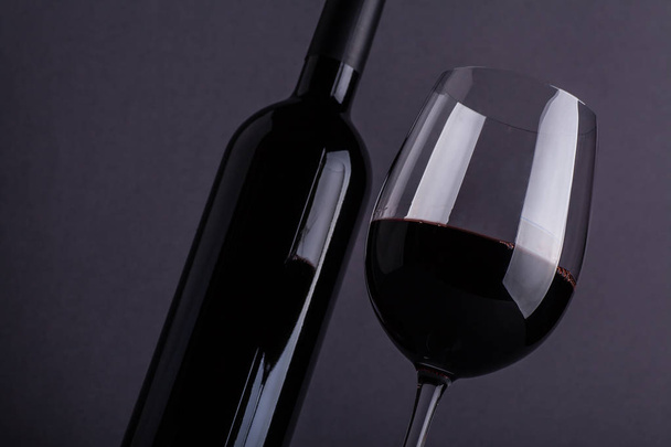 Sklenice a láhev červeného vína - Fotografie, Obrázek