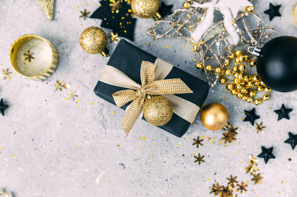Μαύρο και χρυσό διακοσμήσεις Χριστουγέννων με το κιβώτιο δώρων - Φωτογραφία, εικόνα