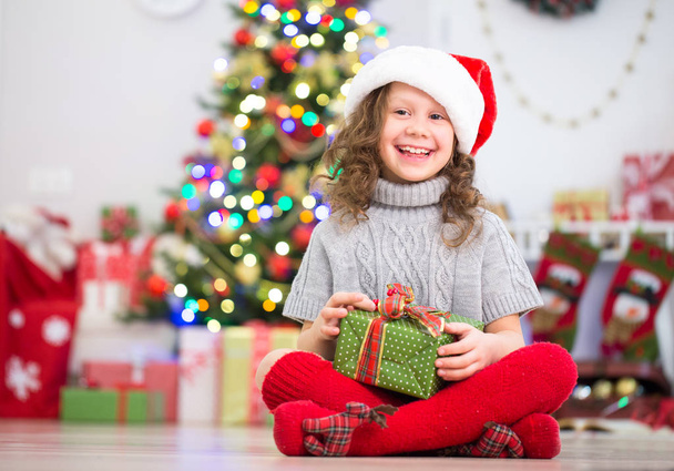little girl in christmas - Foto, afbeelding