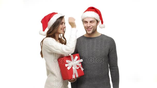 4k giovane fidanzata chiudere i suoi occhi fidanzato e sorprendere il suo fidanzato con grande regalo rosso per Natale
. - Filmati, video