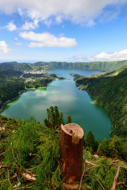 Csodálatos Azori táj. Panorámás kilátással tó a Sete-modern, Azori-szigetek, Portugália. Szempontból Vista do Rei, Sao Miguel. Az Azori-szigetek az egyik a fő turisztikai célpontok, Portugália - Fotó, kép