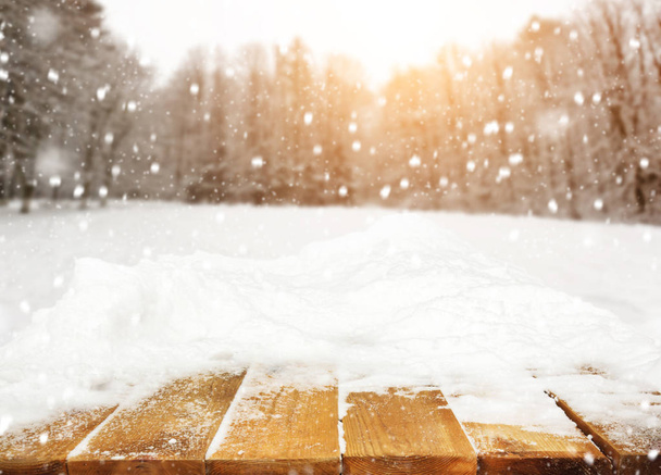 Dřevěný stůl pokrytý sněhem - Fotografie, Obrázek