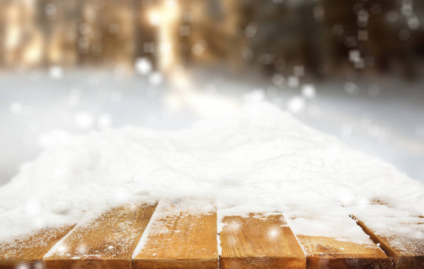 Escritorio de madera cubierto de nieve
 - Foto, Imagen