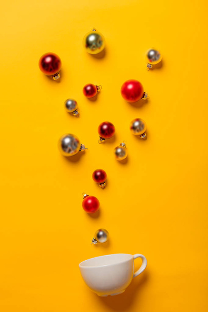 Coupe blanche et boules de Noël
  - Photo, image
