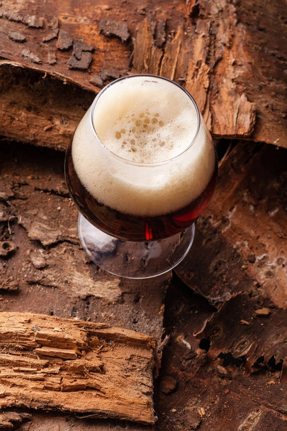 Темное пиво на коре
 - Фото, изображение